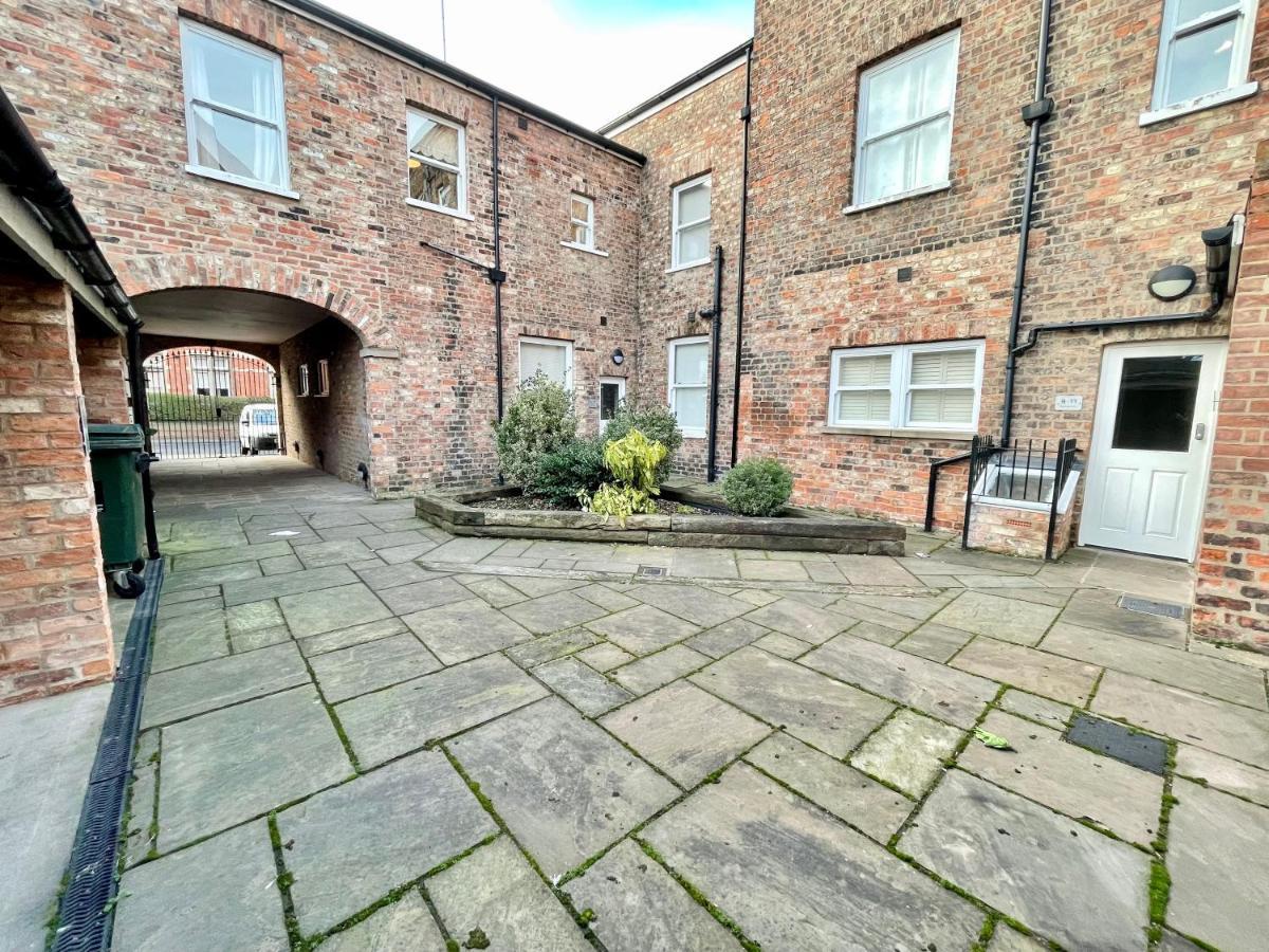 Clifford'S Reach At Bluebridge Court With Free Parking Apartment York Exterior photo